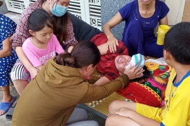 Nhiều ngày dựng lều ăn ngủ trước nhà nguyên phó công an huyện để đòi tiền