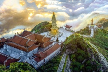 Lễ Phật cầu an, thưởng lãm bức tranh xuân tuyệt đẹp trên đỉnh Fansipan