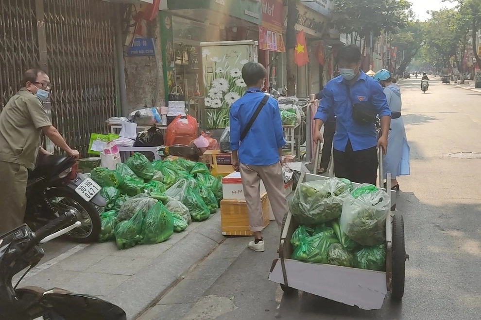 Đội hình shipper xanh đi chợ giúp người dân trong khu vực phong tỏa - 3 Đội hình shipper xanh đi chợ giúp người dân trong khu vực phong tỏa - 3