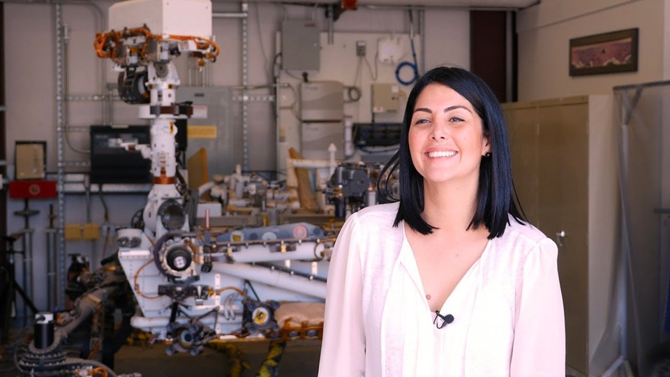 Đến Mỹ với 300 đô la, cô gái trở thành kỹ sư NASA - 2 Đến Mỹ với 300 đô la, cô gái trở thành kỹ sư NASA - 2
