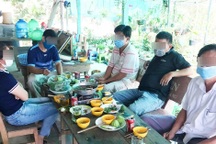 Cách chức hiệu trưởng tổ chức ăn nhậu trong căng-tin trường