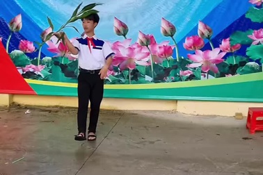 Nam sinh thực hiện màn diễn văn nghệ độc đáo "có một không hai"