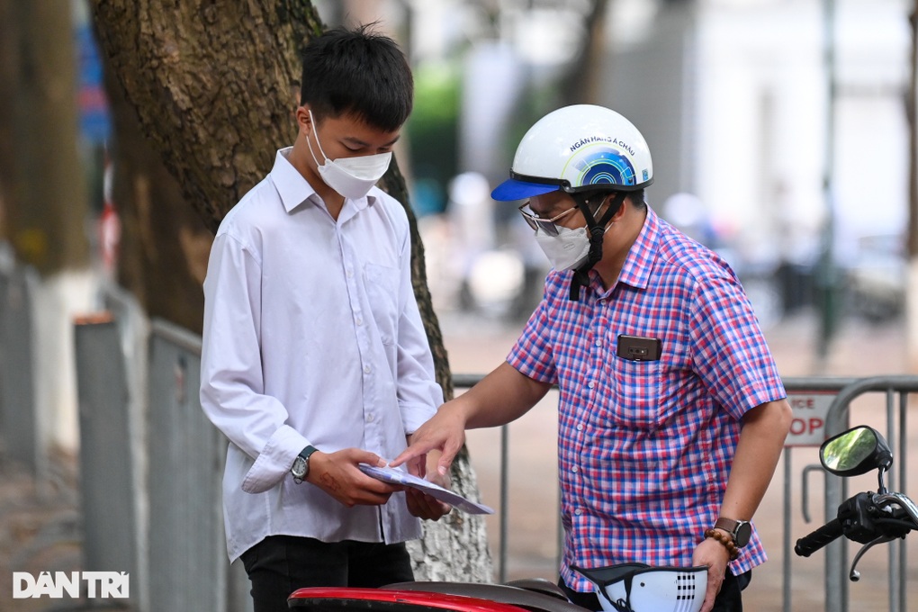 Sáng nay, gần 1 triệu thí sinh bước vào môn thi đầu tiên Ngữ Văn - 8 Sáng nay, gần 1 triệu thí sinh bước vào môn thi đầu tiên Ngữ Văn - 8