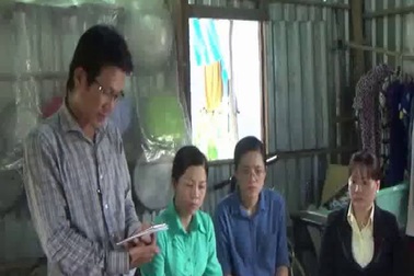 Trao tiền cho gia đình chị Lê Thị Ngọc Hưởng.