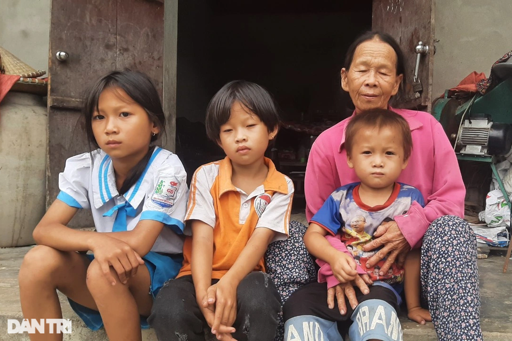 Bố mẹ bỏ đi, 3 đứa trẻ nheo nhóc sống với bà ngoại gần 70 tuổi - 2 Bố mẹ bỏ đi, 3 đứa trẻ nheo nhóc sống với bà ngoại gần 70 tuổi - 2