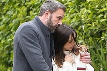 Ben Affleck hạnh phúc bên bạn gái trẻ đẹp