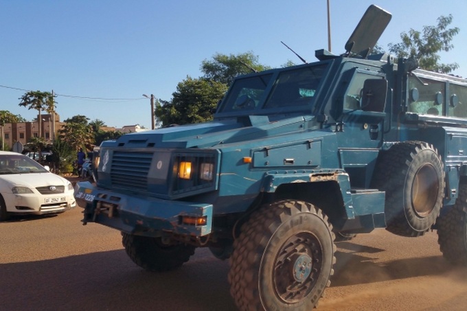 Lực lượng an ninh lái xe bọc thép gần khách sạn Radisson ở Bamako. Ảnh: Reuters