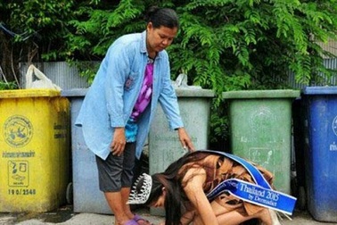 Tân Hoa hậu quỳ gối cảm tạ công ơn của người mẹ nhặt rác