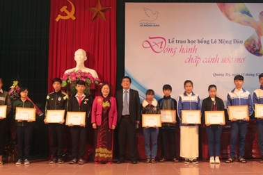 Quảng Trị: Trao 90 suất học bổng đến các em học sinh nghèo vượt khó