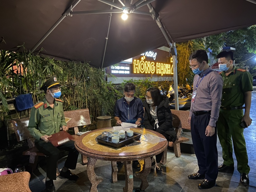 Nhà hàng vi phạm chống dịch, Chủ tịch UBND phường bị tạm đình chỉ chức vụ - 1 Nhà hàng vi phạm chống dịch, Chủ tịch UBND phường bị tạm đình chỉ chức vụ - 1