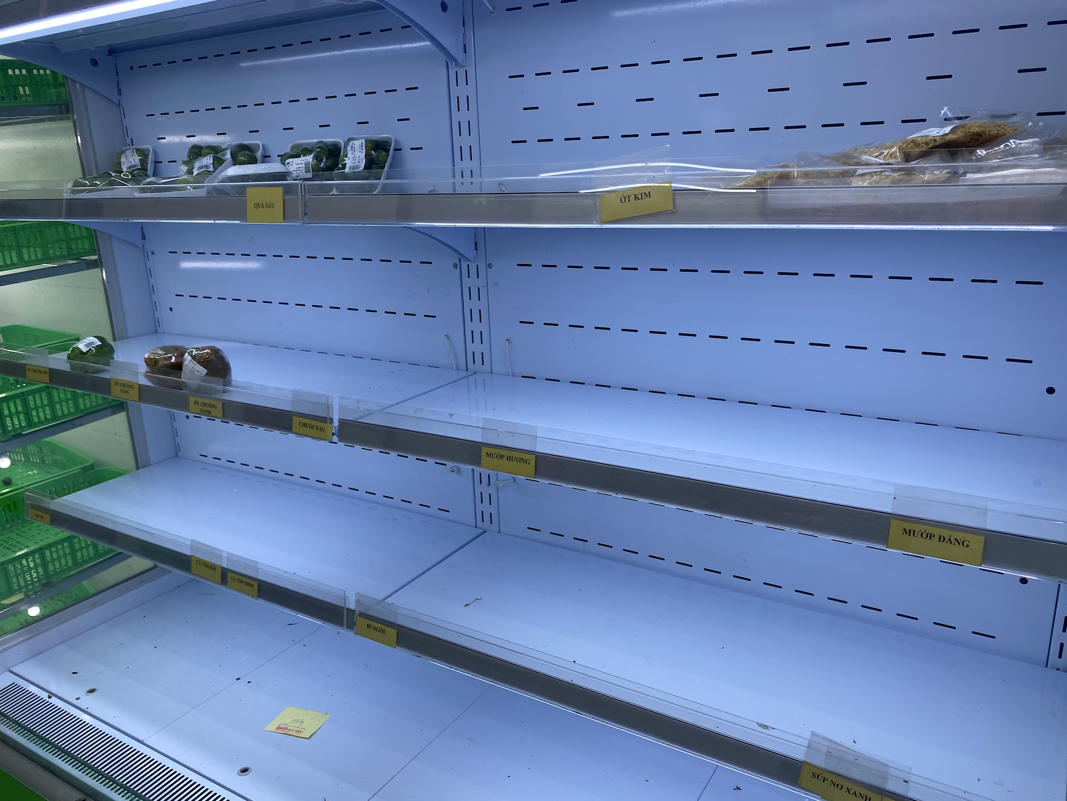 Mưa ngập sâu ở Hà Nội, nhiều siêu thị cháy hàng rau xanh - 1