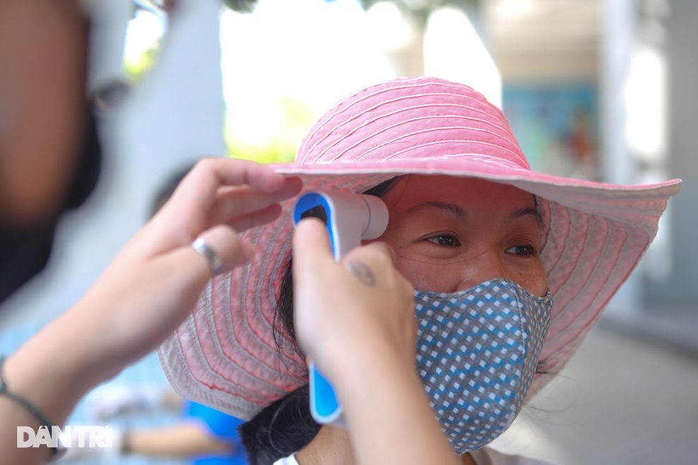 Cả trăm người đội nắng xếp hàng mua bánh Trung thu ở Hà Nội - 4 Cả trăm người đội nắng xếp hàng mua bánh Trung thu ở Hà Nội - 4
