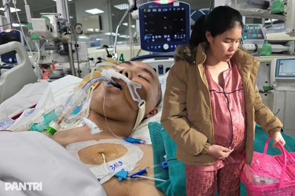 Chồng cấp cứu, viện phí 50 triệu đồng/ngày, vợ bầu sắp sinh lo đến ngất xỉu