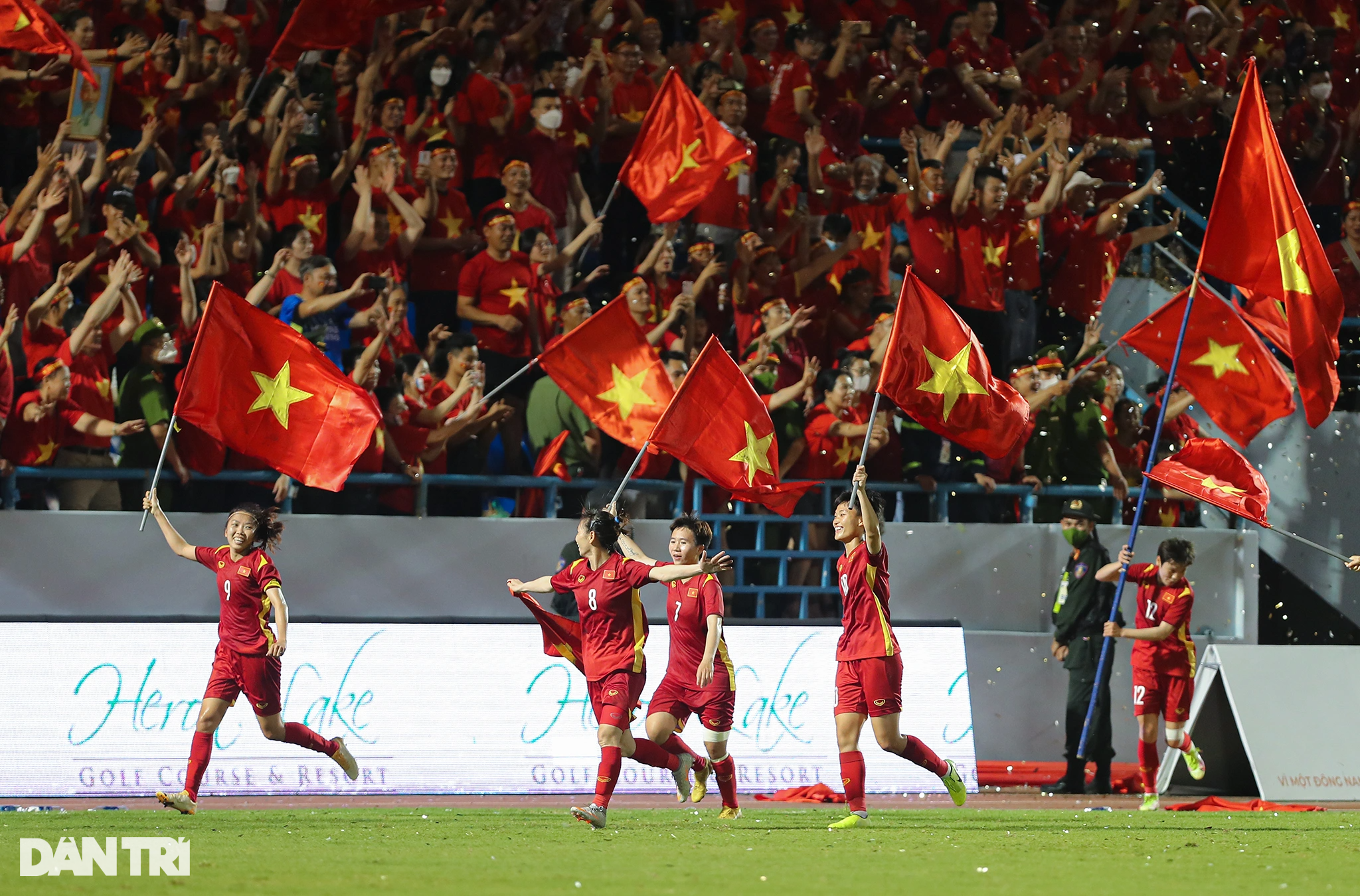 Khoảnh khắc ăn mừng bùng nổ của tuyển nữ Việt Nam sau khi vô địch SEA Games - 9 Khoảnh khắc ăn mừng bùng nổ của tuyển nữ Việt Nam sau khi vô địch SEA Games - 9