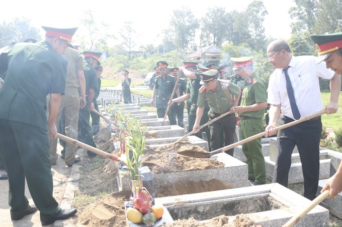 Các anh hùng liệt sĩ hy sinh trên nước bạn Lào được đưa về an nghỉ trong lòng đất mẹ Việt Nam