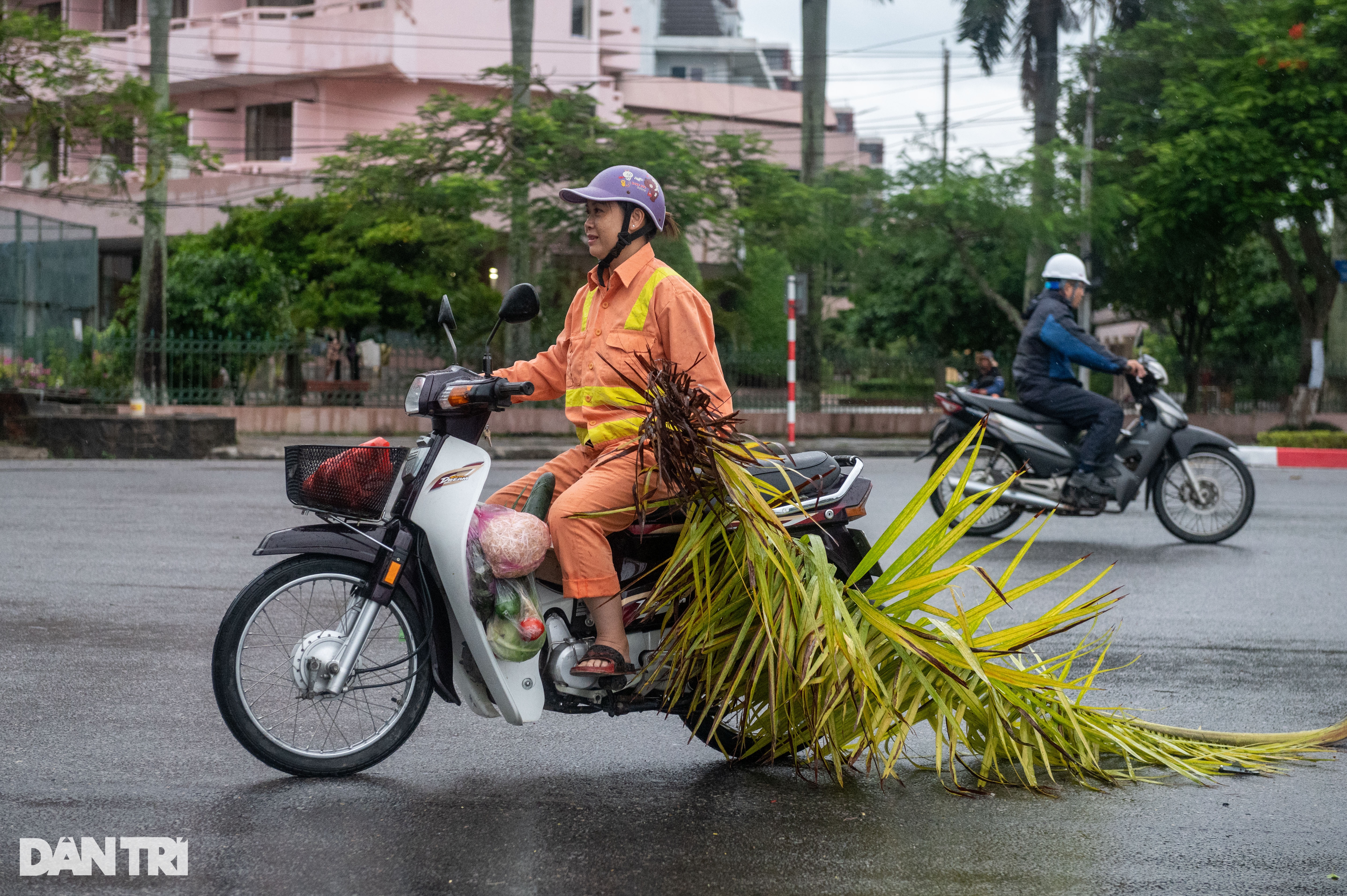 Sóng lớn ở biển Đồ Sơn, người dân lo ngại trước sức mạnh của bão Yagi - 7