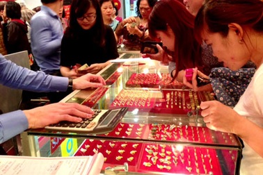 Giá vàng và USD “rủ nhau” đi xuống