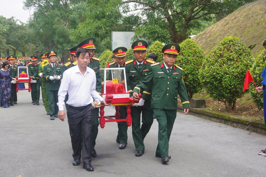 Truy điệu, an táng 14 hài cốt liệt sỹ tìm thấy ở Quảng Trị - 2 Truy điệu, an táng 14 hài cốt liệt sỹ tìm thấy ở Quảng Trị - 2