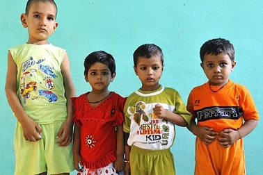 Cậu bé 2 tuổi rưỡi cao bằng trẻ 10 tuổi