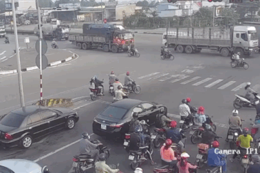Đã có clip vụ xe container tông cả loạt ôtô, xe máy chờ đèn đỏ ở Bình Dương