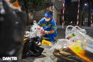 Người phụ nữ 20 năm đón giao thừa bên đống rác