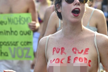 Hàng trăm phụ nữ cởi đồ xuống đường chống bạo hành tình dục