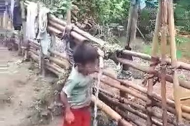 Học sinh ở vùng cao Nam Trà My uống nước từ suối