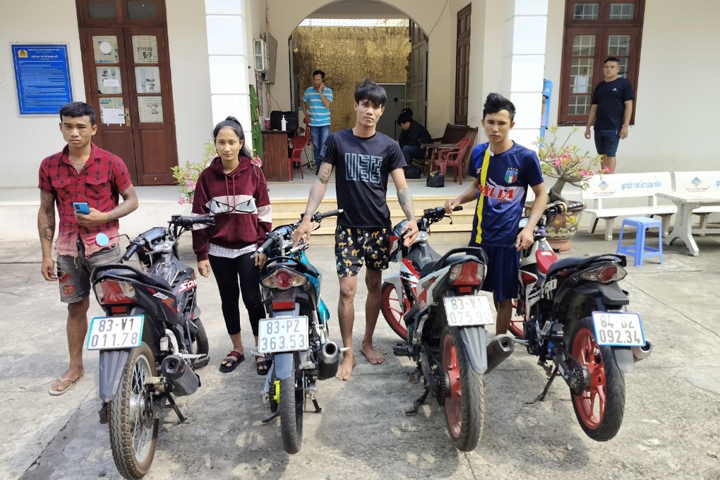 Bắt nhóm tự xưng cảnh sát hình sự kiểm tra hành chính rồi cướp xe - 1