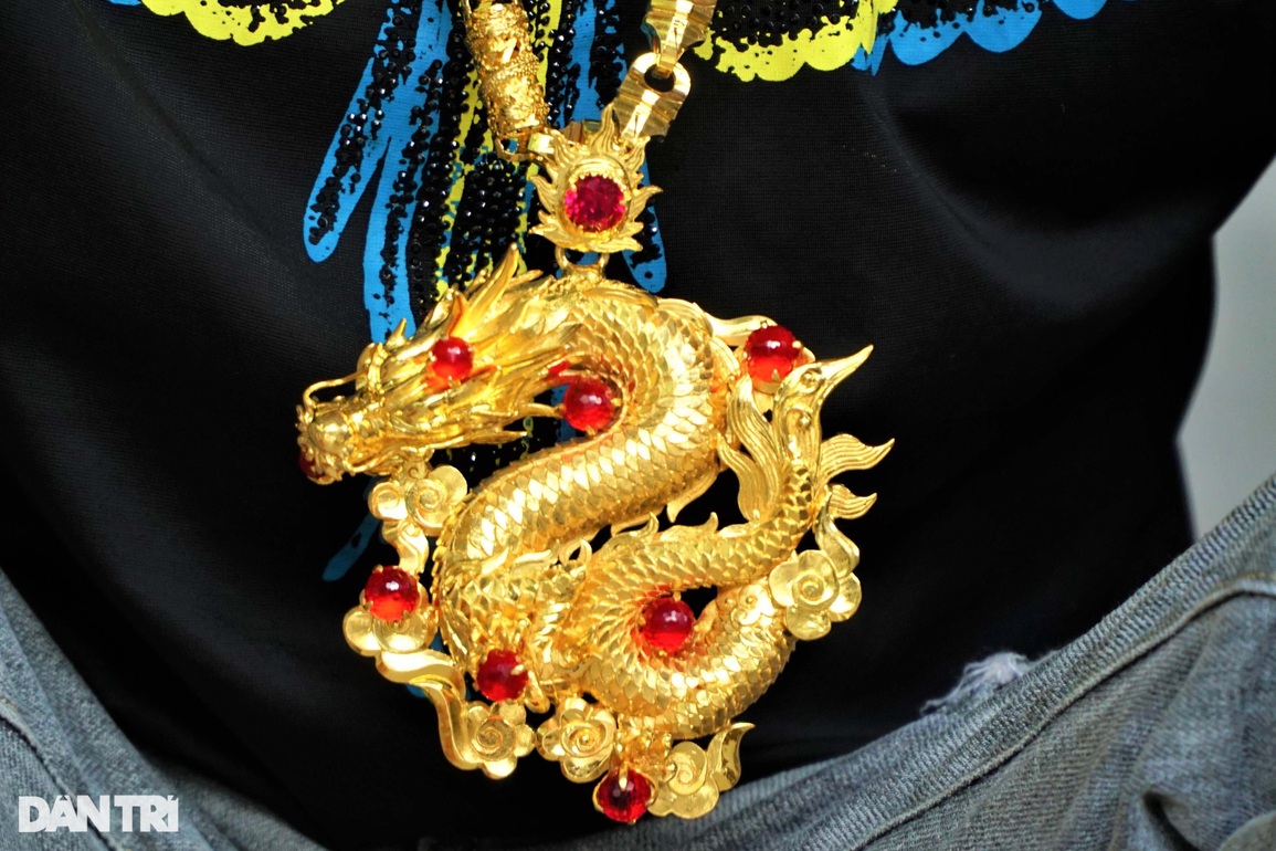 Người đàn ông đeo hơn 50 lượng vàng, dát vàng cho xe máy - 4 Người đàn ông đeo hơn 50 lượng vàng, dát vàng cho xe máy - 4