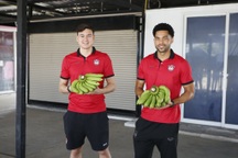 Văn Lâm và các đồng đội ở Muangthong United thư giãn tại chợ trái cây