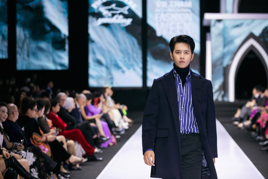 Xuân Lan cùng dàn gà cưng tạo ấn tượng tại Tuần lễ Thời trang - 10 Xuân Lan cùng dàn gà cưng tạo ấn tượng tại Tuần lễ Thời trang - 10