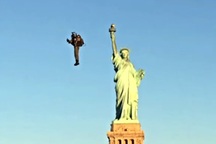 "Người bay" cất cánh ngoạn mục thăm Nữ thần Tự do
