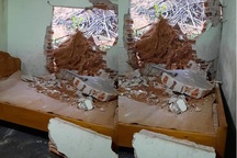 Người đàn ông đang nằm ngủ bị tường sập đè chấn thương chân