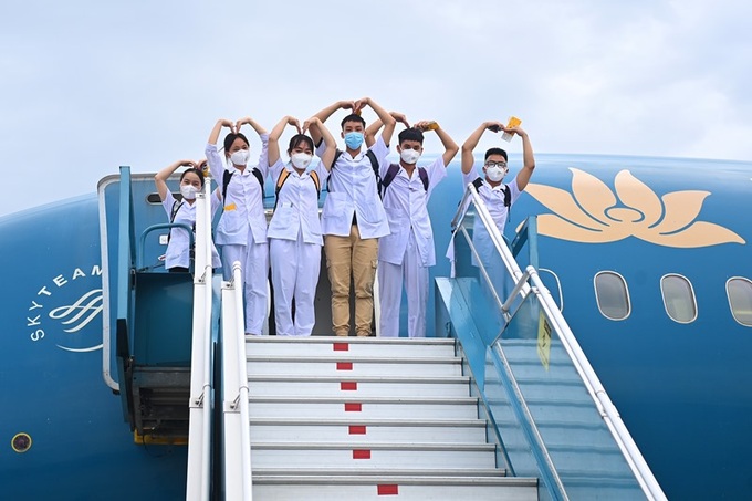 Vietnam Airlines &quot;thần tốc&quot; đưa lực lượng y tế tỉnh Hải Dương vào TP.HCM chống dịch - Ảnh 4.