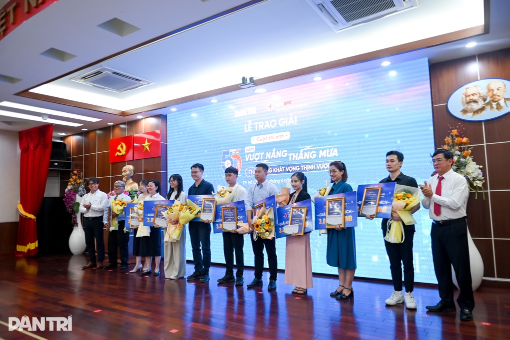 Cuộc thi “50 năm vượt nắng thắng mưa - thắp sáng khát vọng thịnh vượng” truyền năng lượng tích cực cho các tác giả - 5 Cuộc thi “50 năm vượt nắng thắng mưa - thắp sáng khát vọng thịnh vượng” truyền năng lượng tích cực cho các tác giả - 5