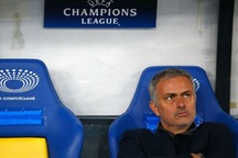 Mourinho mượn lời của Wenger để chỉ trích trọng tài