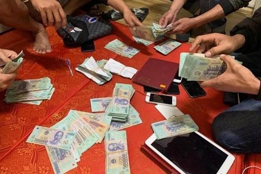 Cách chức, khiển trách 4 cán bộ xã tham gia đánh bạc