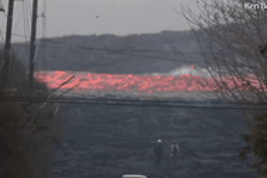 Cận cảnh dòng dung nham núi lửa Hawaii tuôn trào như thác