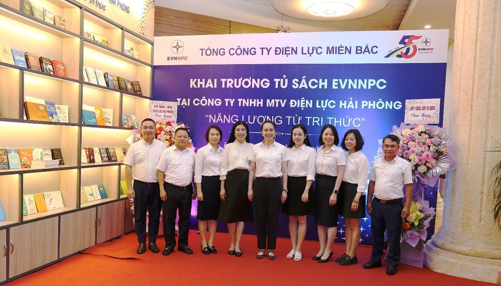Khai trương tủ sách EVNNPC Năng lượng từ tri thức - 6 Khai trương tủ sách EVNNPC Năng lượng từ tri thức - 6