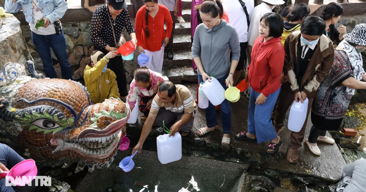 View - Người dân xin "nước thiêng" trong ngôi miếu có mạch nước ngầm ở TPHCM | Báo Dân trí