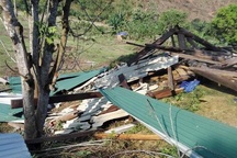 Lốc xoáy tốc mái nhiều nhà dân, cụ bà bị nhà đổ đè trọng thương