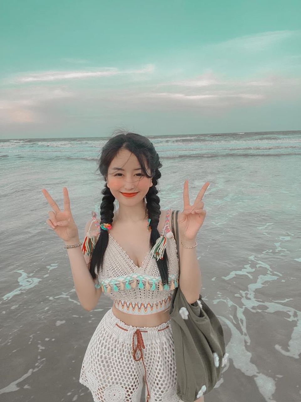 Vóc dáng quyến rũ của các hot girl, rich kid trong ảnh đồ bơi mùa hè này - 11 Vóc dáng quyến rũ của các hot girl, rich kid trong ảnh đồ bơi mùa hè này - 11