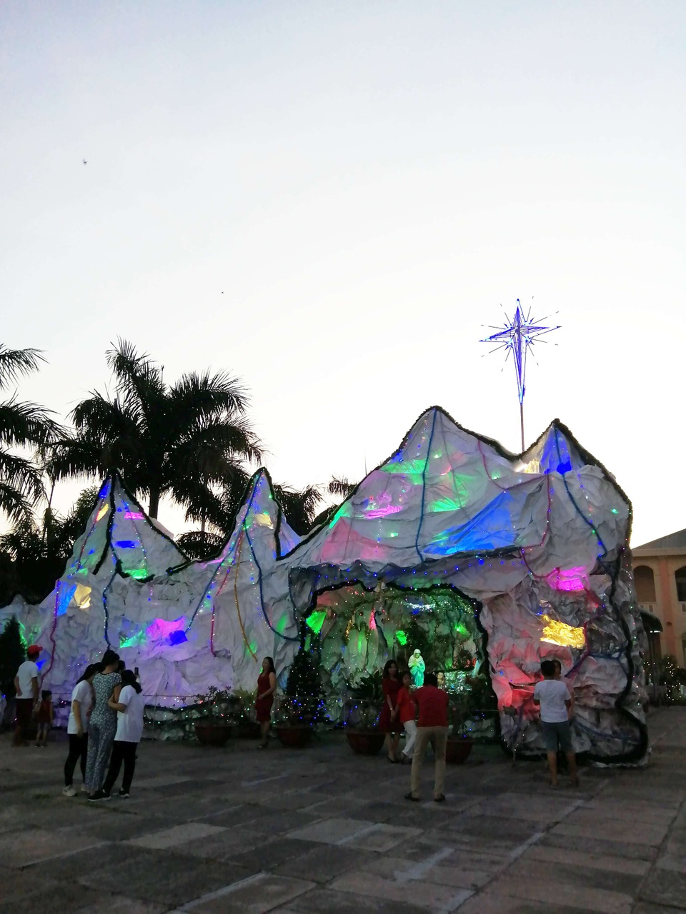 Các nhà thờ trang trí bắt mắt, đường phố đông nghịt người vui chơi đêm Noel - 29 Các nhà thờ trang trí bắt mắt, đường phố đông nghịt người vui chơi đêm Noel - 29
