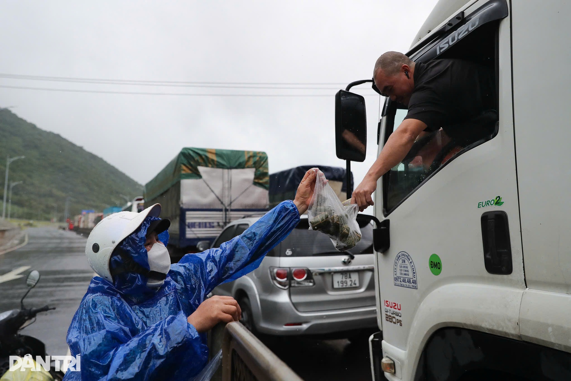 Sạt lở tại Đèo Cả: 2 chị em thiệt mạng, hàng nghìn phương tiện mắc kẹt - 17