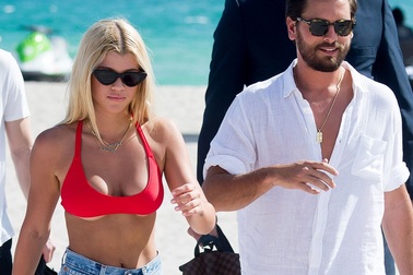 Người mẫu Sofia Richie chia tay bạn trai hơn 16 tuổi