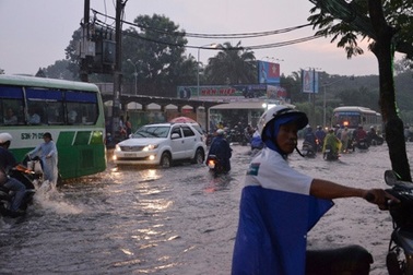 TPHCM: Nhiều tuyến đường lại ngập nặng sau mưa lớn