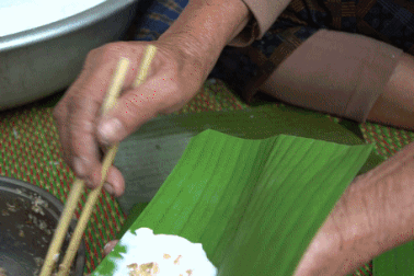 Mỏi tay gói bánh "tiến vua", kiếm cả triệu đồng trong ngày lễ