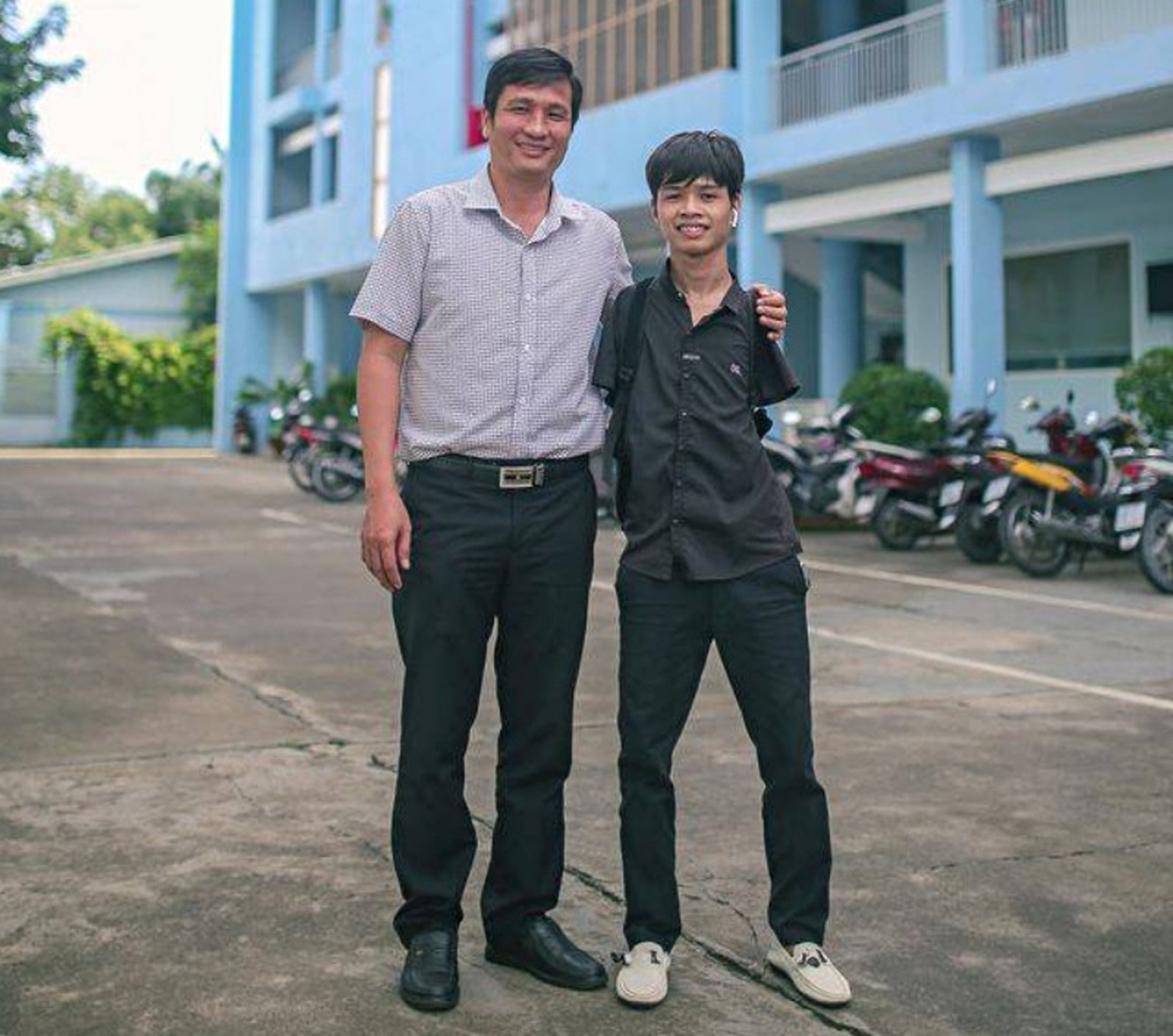 Chàng trai chim cánh cụt lấy bằng đại học, cưới vợ đẹp ở tuổi 23 - 4 Chàng trai chim cánh cụt lấy bằng đại học, cưới vợ đẹp ở tuổi 23 - 4
