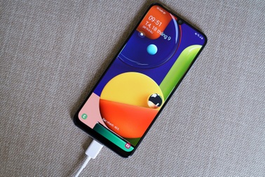 Sạc nhanh siêu tốc giờ không phải là đặc sản của smartphone cao cấp nữa