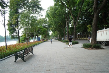 Vỉa hè hồ Hoàn Kiếm “thay áo mới” đẹp ngỡ ngàng